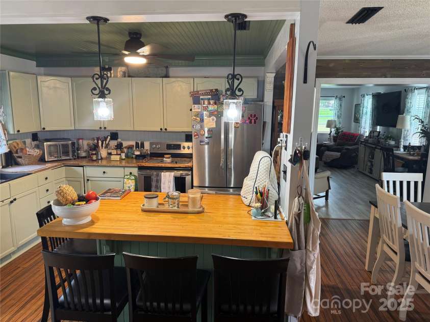 1895 Sandy Circle, Newton, NC 28658.  MLS# CAR4265994, YatesRealty ID 16430. 