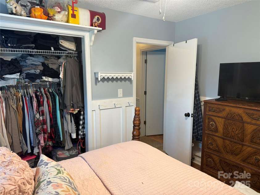 1895 Sandy Circle, Newton, NC 28658.  MLS# CAR4265994, YatesRealty ID 16430. 