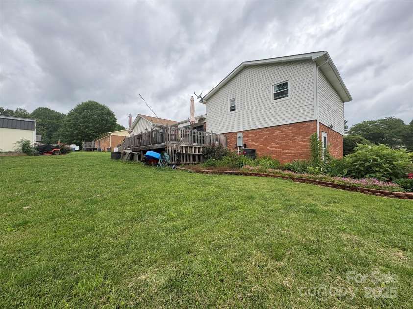 1895 Sandy Circle, Newton, NC 28658.  MLS# CAR4265994, YatesRealty ID 16430. 