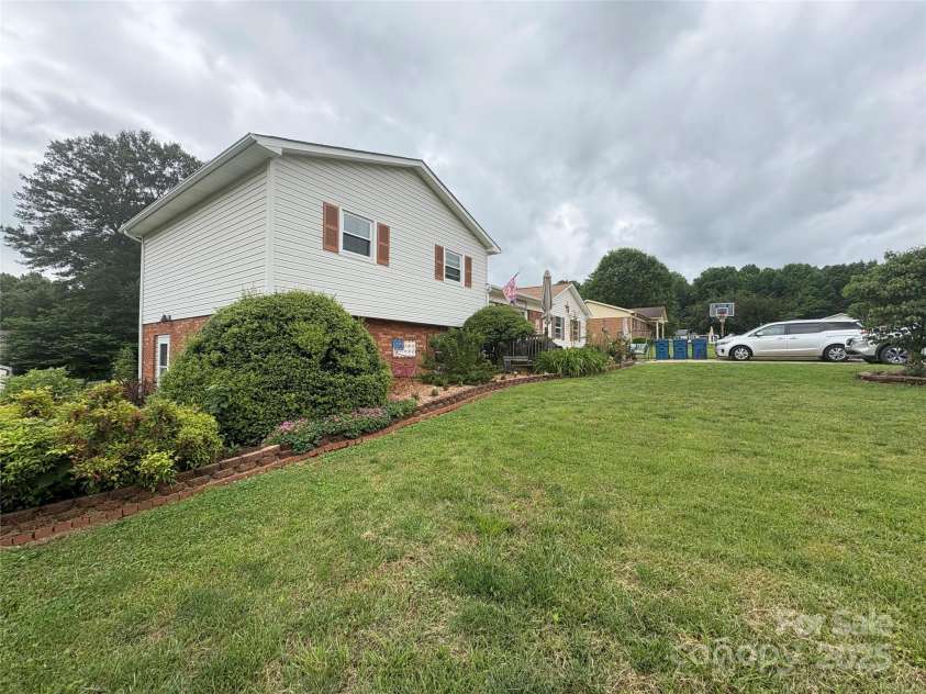 1895 Sandy Circle, Newton, NC 28658.  MLS# CAR4265994, YatesRealty ID 16430. 