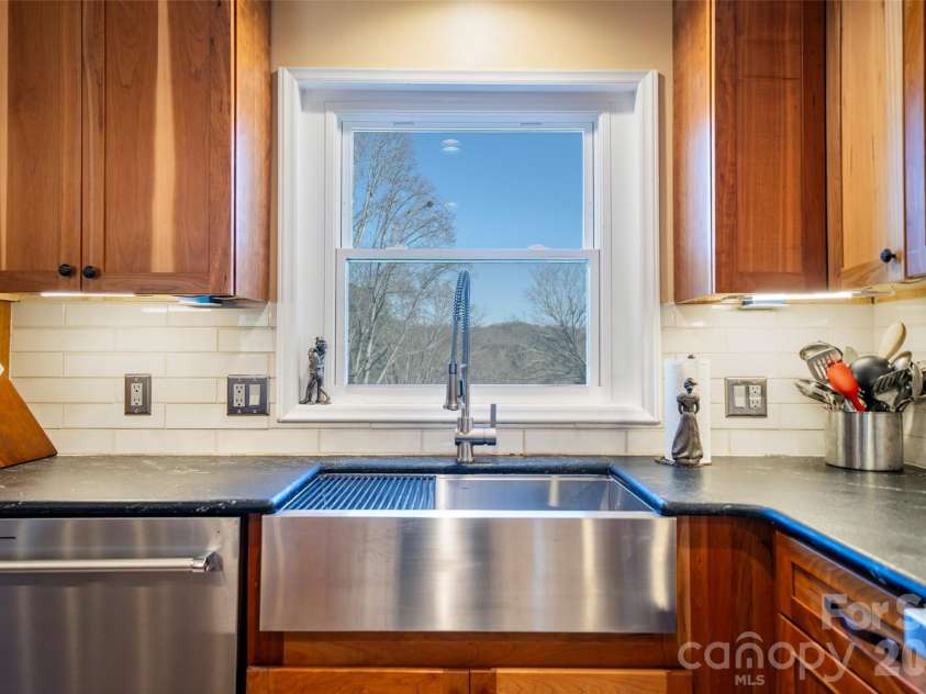 39 Pershing Road, Asheville, NC 28805.  MLS# CAR4340003, YatesRealty ID 16431. 