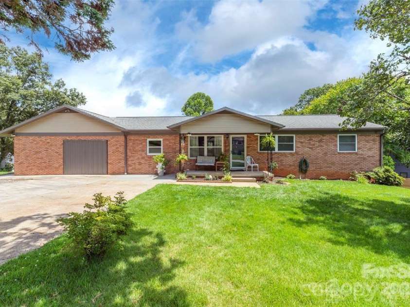 39 Pershing Road, Asheville, NC 28805.  MLS# CAR4340003, YatesRealty ID 16431. 