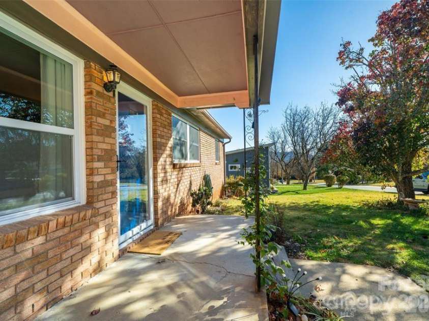 39 Pershing Road, Asheville, NC 28805.  MLS# CAR4340003, YatesRealty ID 16431. 