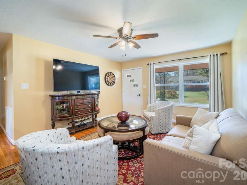 39 Pershing Road, Asheville, NC 28805.  MLS# CAR4340003, YatesRealty ID 16431. 