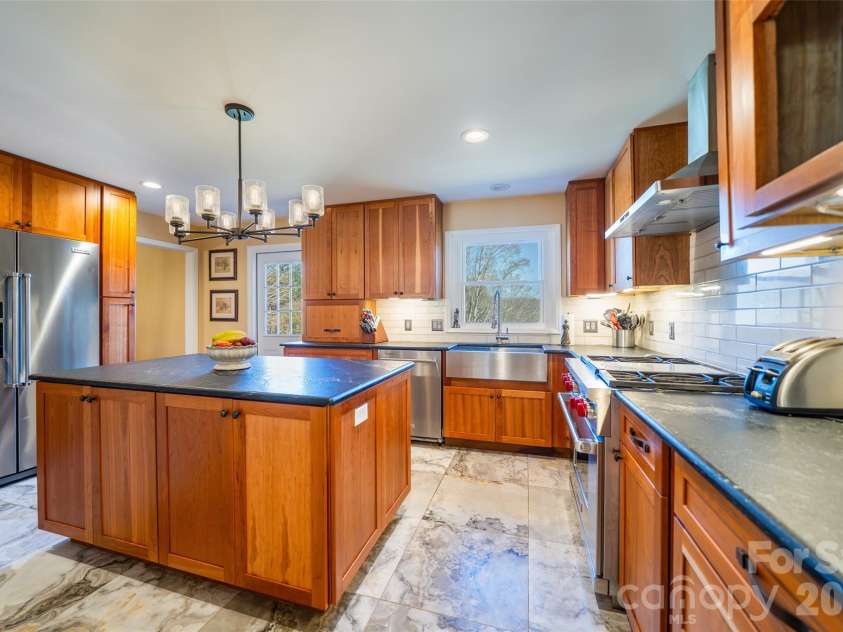 39 Pershing Road, Asheville, NC 28805.  MLS# CAR4340003, YatesRealty ID 16431. 