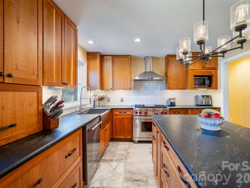 39 Pershing Road, Asheville, NC 28805.  MLS# CAR4340003, YatesRealty ID 16431. 