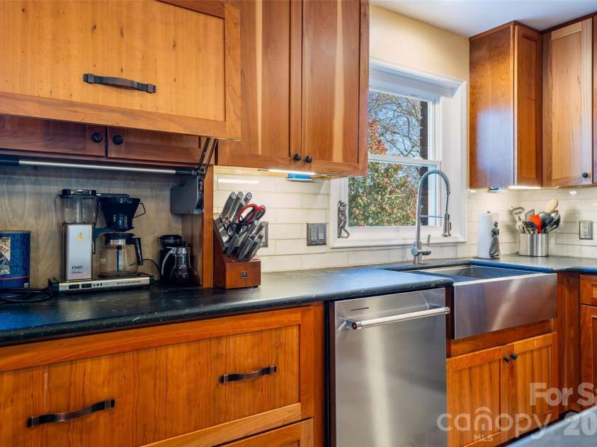 39 Pershing Road, Asheville, NC 28805.  MLS# CAR4340003, YatesRealty ID 16431. 