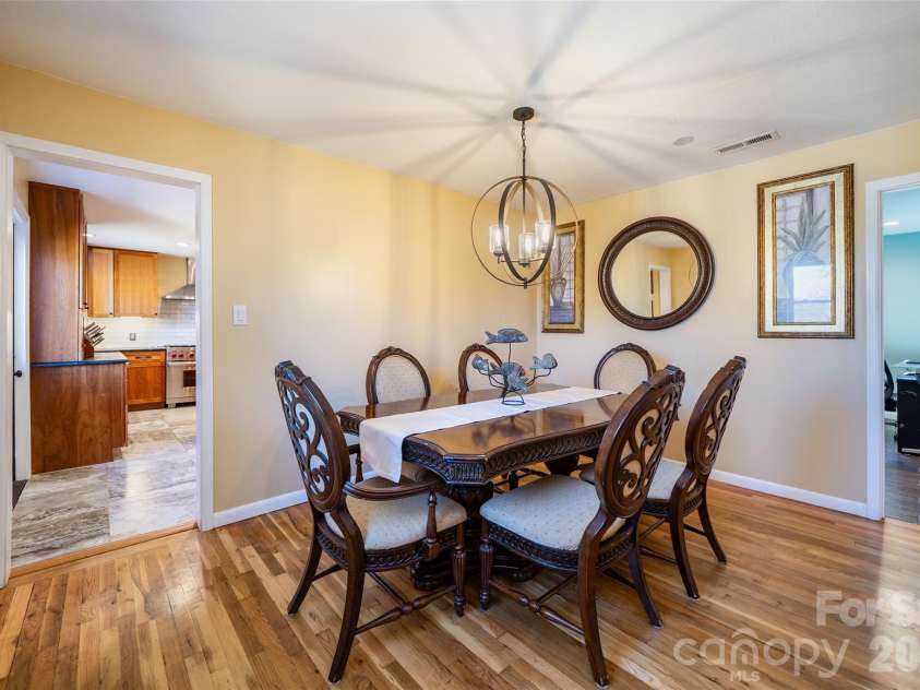 39 Pershing Road, Asheville, NC 28805.  MLS# CAR4340003, YatesRealty ID 16431. 