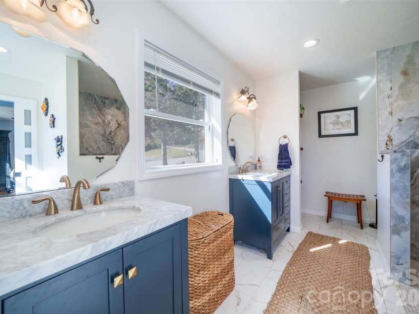 39 Pershing Road, Asheville, NC 28805.  MLS# CAR4340003, YatesRealty ID 16431. 