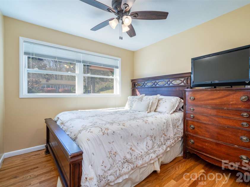 39 Pershing Road, Asheville, NC 28805.  MLS# CAR4340003, YatesRealty ID 16431. 