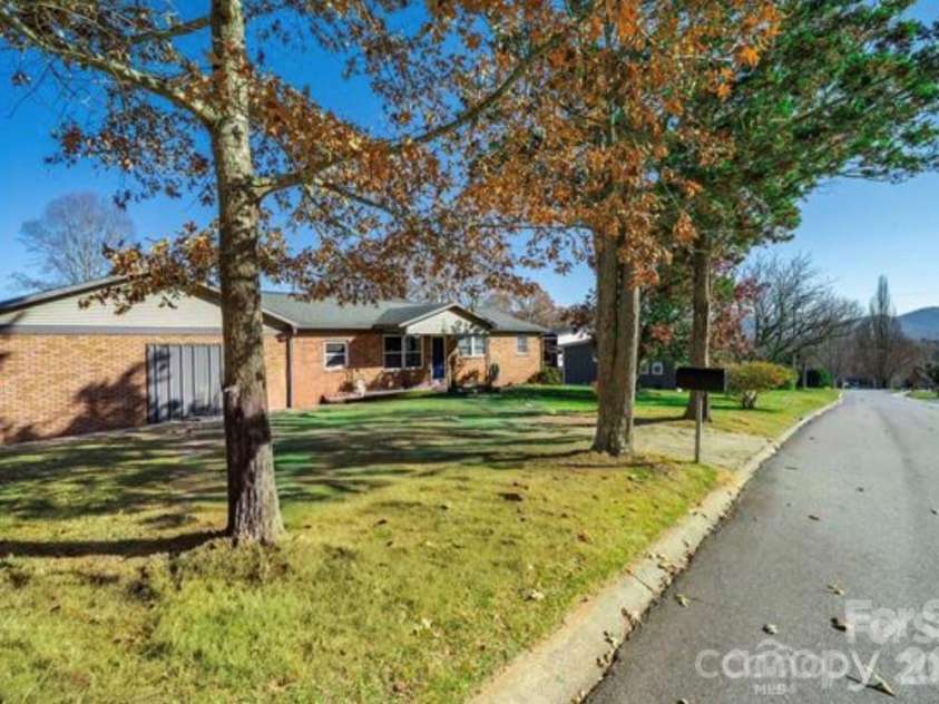 39 Pershing Road, Asheville, NC 28805.  MLS# CAR4340003, YatesRealty ID 16431. 