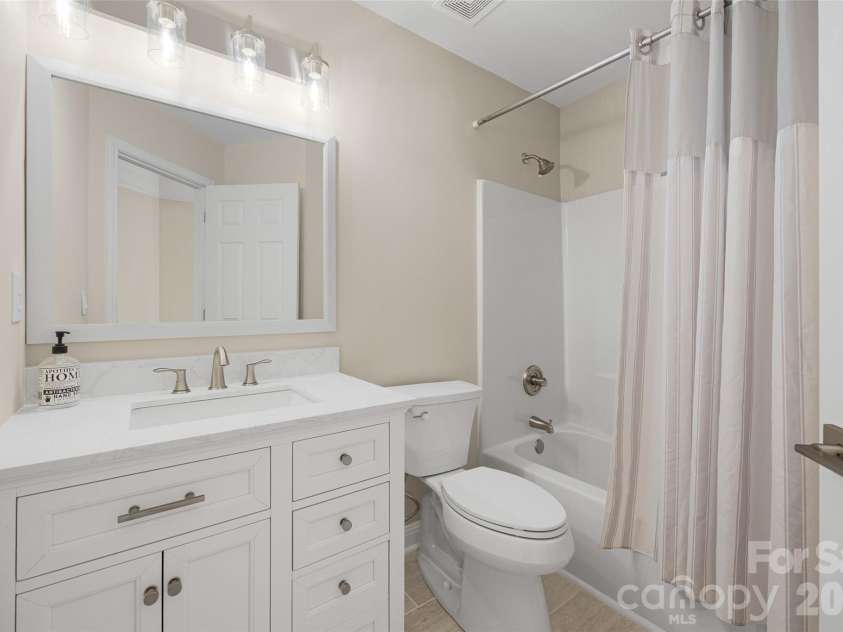 2912 Tallard Lane, Charlotte, NC 28270.  MLS# CAR4336197, YatesRealty ID 16432. Bright and Beautiful Bathroom