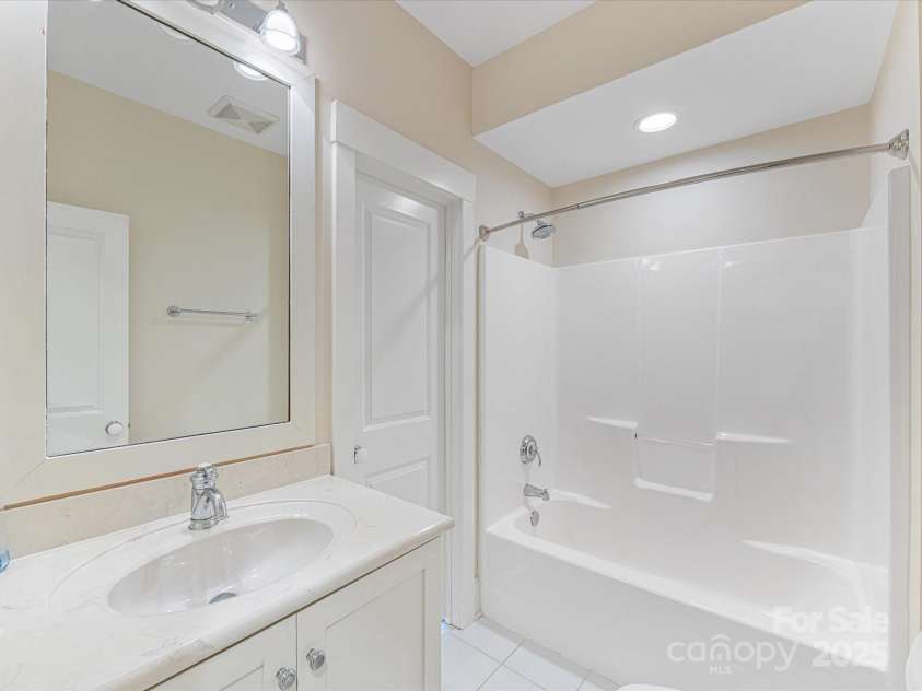 3825 Mountain Cove Drive, Charlotte, NC 28216.  MLS# CAR4254771, YatesRealty ID 16432. 