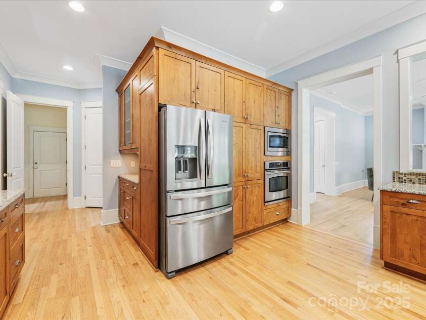 3825 Mountain Cove Drive, Charlotte, NC 28216.  MLS# CAR4254771, YatesRealty ID 16432. Butler's pantry