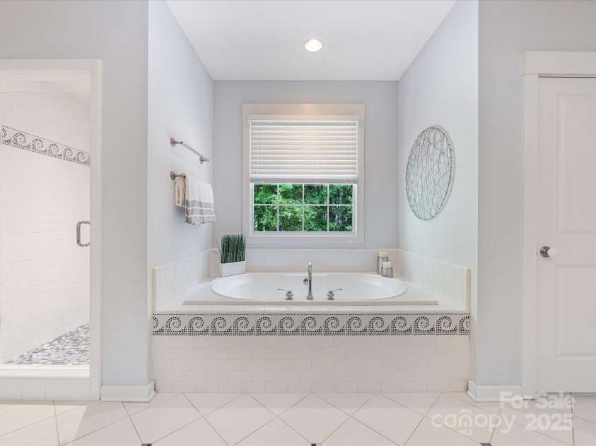 3825 Mountain Cove Drive, Charlotte, NC 28216.  MLS# CAR4254771, YatesRealty ID 16432. Dual vanities