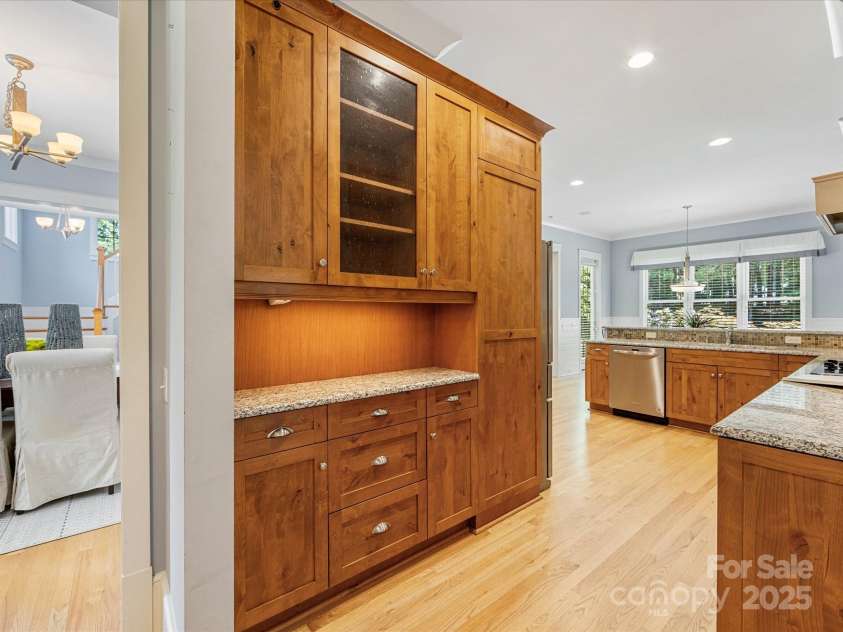 3825 Mountain Cove Drive, Charlotte, NC 28216.  MLS# CAR4254771, YatesRealty ID 16432. Eat in breakfast area