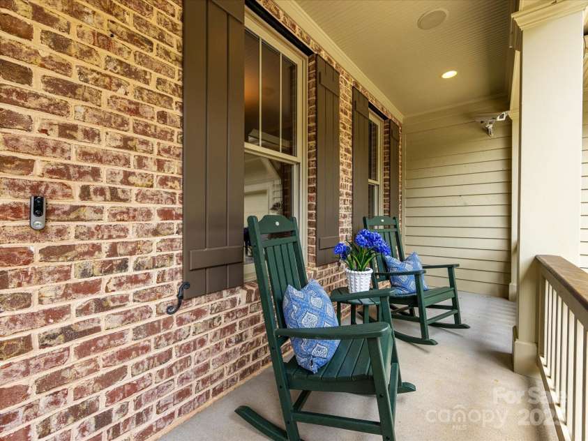 3825 Mountain Cove Drive, Charlotte, NC 28216.  MLS# CAR4254771, YatesRealty ID 16432. Front entryway