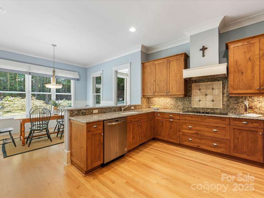 3825 Mountain Cove Drive, Charlotte, NC 28216.  MLS# CAR4254771, YatesRealty ID 16432. Granite countertops