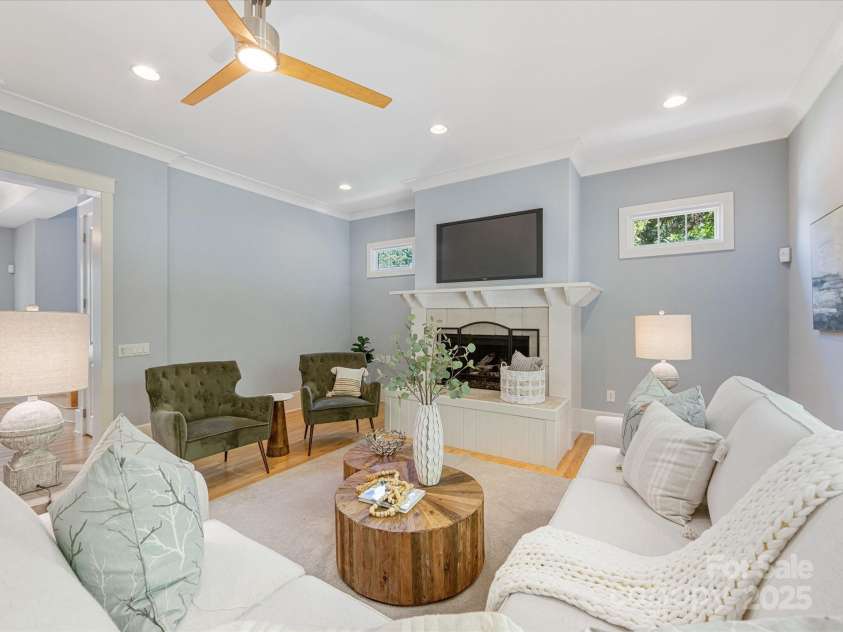 3825 Mountain Cove Drive, Charlotte, NC 28216.  MLS# CAR4254771, YatesRealty ID 16432. Great room open to kitchen