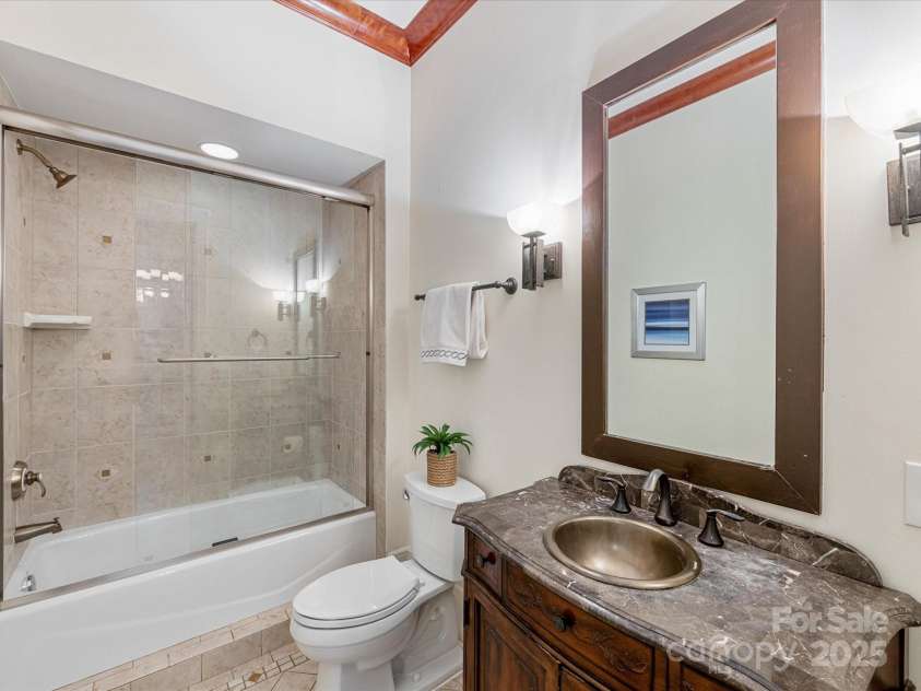 3825 Mountain Cove Drive, Charlotte, NC 28216.  MLS# CAR4254771, YatesRealty ID 16432. Large primary suite