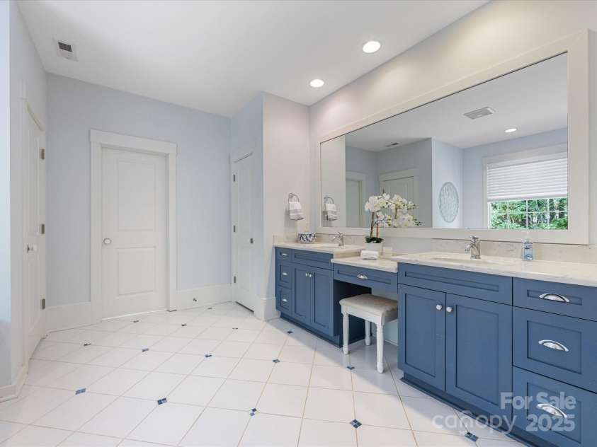 3825 Mountain Cove Drive, Charlotte, NC 28216.  MLS# CAR4254771, YatesRealty ID 16432. Large walk in closet