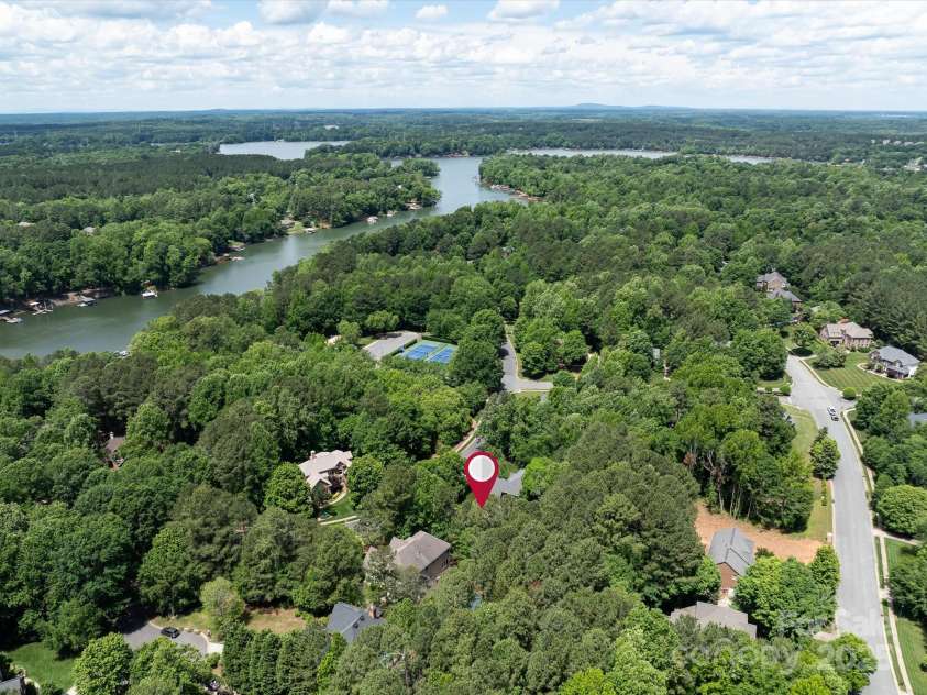 3825 Mountain Cove Drive, Charlotte, NC 28216.  MLS# CAR4254771, YatesRealty ID 16432. Mountain Island Lake