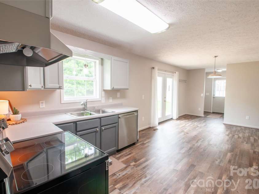 122 Kendra Drive, Mooresville, NC 28117.  MLS# CAR4352402, YatesRealty ID 16433. 