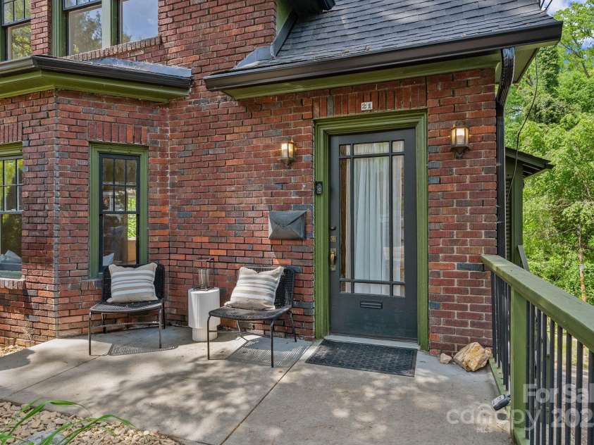 21 Sylvan Avenue, Asheville, NC 28801.  MLS# CAR4300108, YatesRealty ID 16433. Cute Front Patio