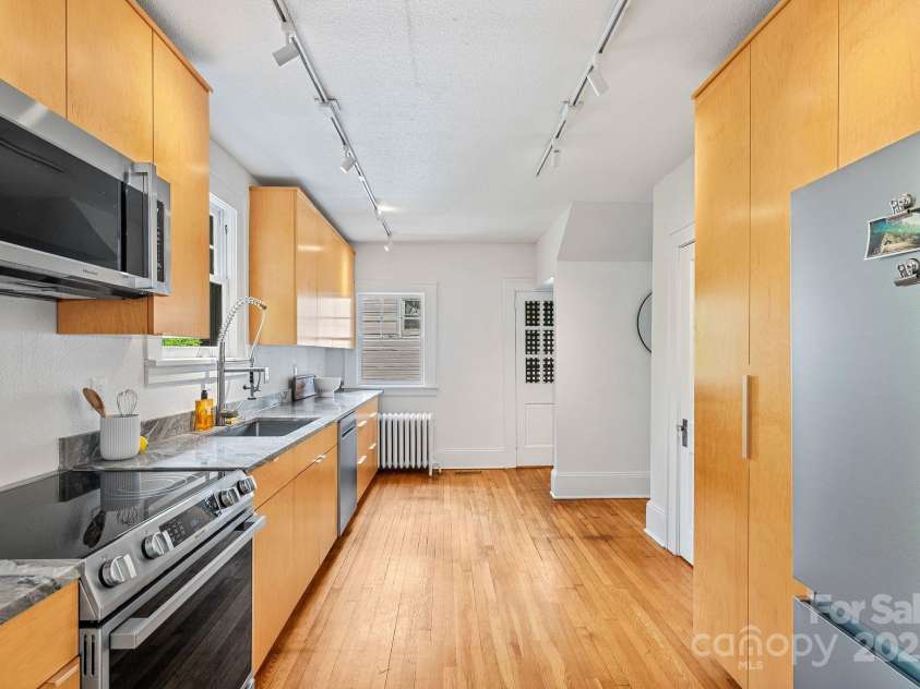 21 Sylvan Avenue, Asheville, NC 28801.  MLS# CAR4300108, YatesRealty ID 16433. Excellent Kitchen w/ New Appliances