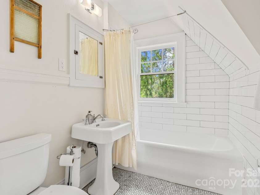 21 Sylvan Avenue, Asheville, NC 28801.  MLS# CAR4300108, YatesRealty ID 16433. Full Bath with Shower/Tub Combo