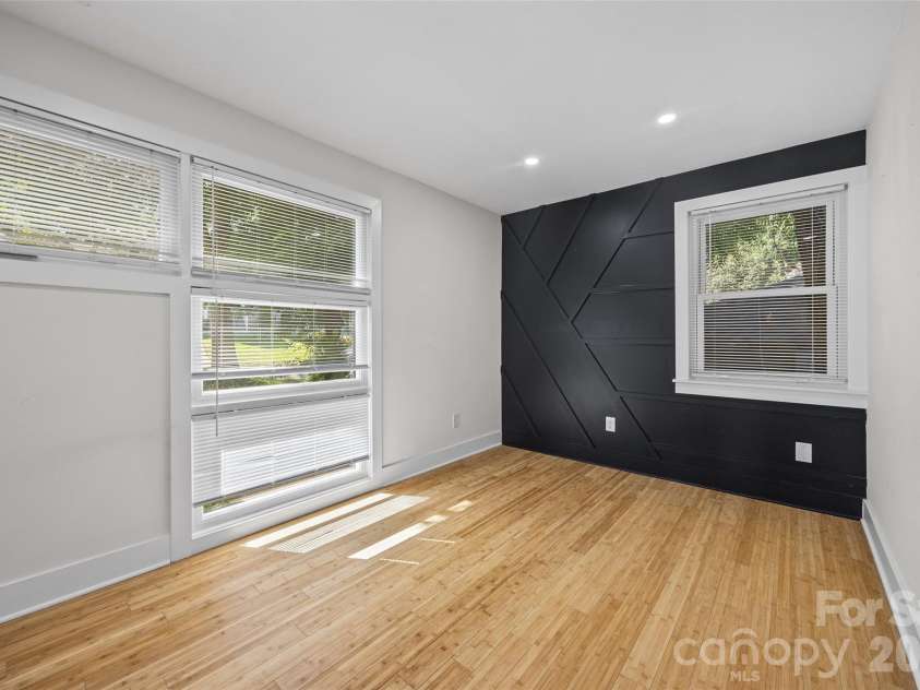 4910 Valley Stream Road, Charlotte, NC 28209.  MLS# CAR4401930, YatesRealty ID 16435. 