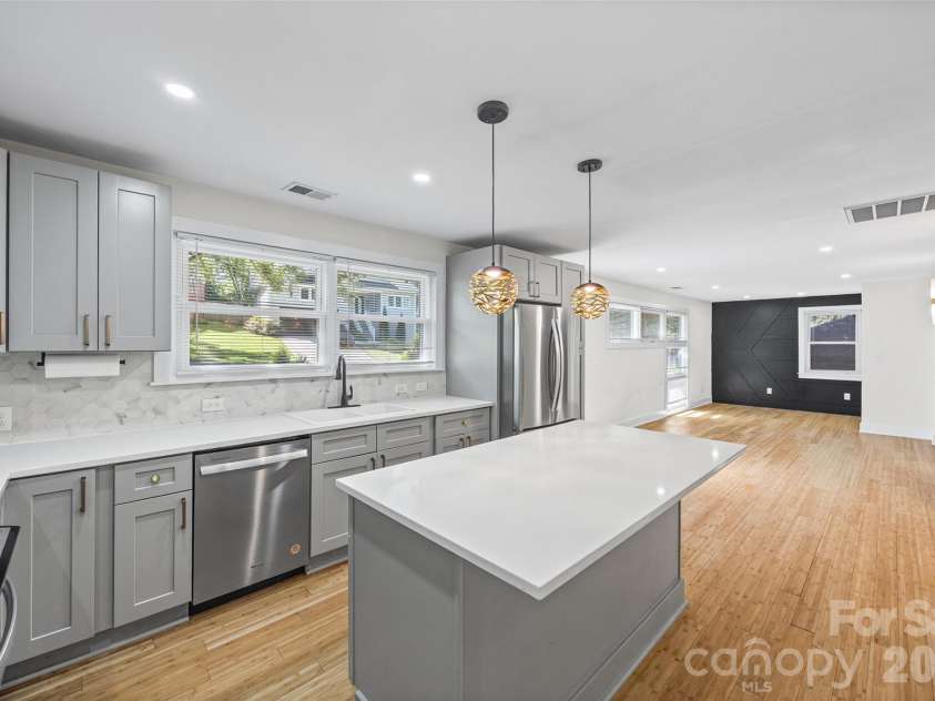 4910 Valley Stream Road, Charlotte, NC 28209.  MLS# CAR4401930, YatesRealty ID 16435. 