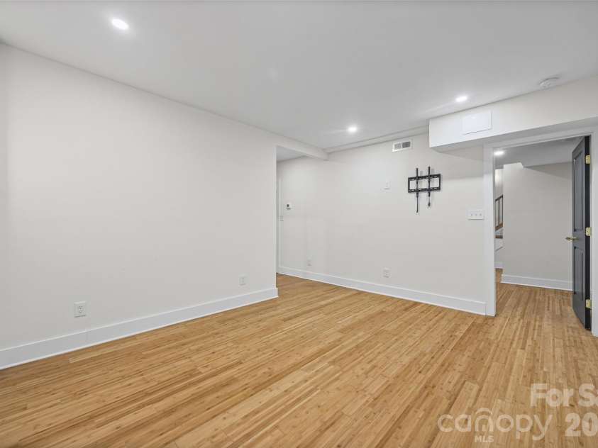 4910 Valley Stream Road, Charlotte, NC 28209.  MLS# CAR4401930, YatesRealty ID 16435. 