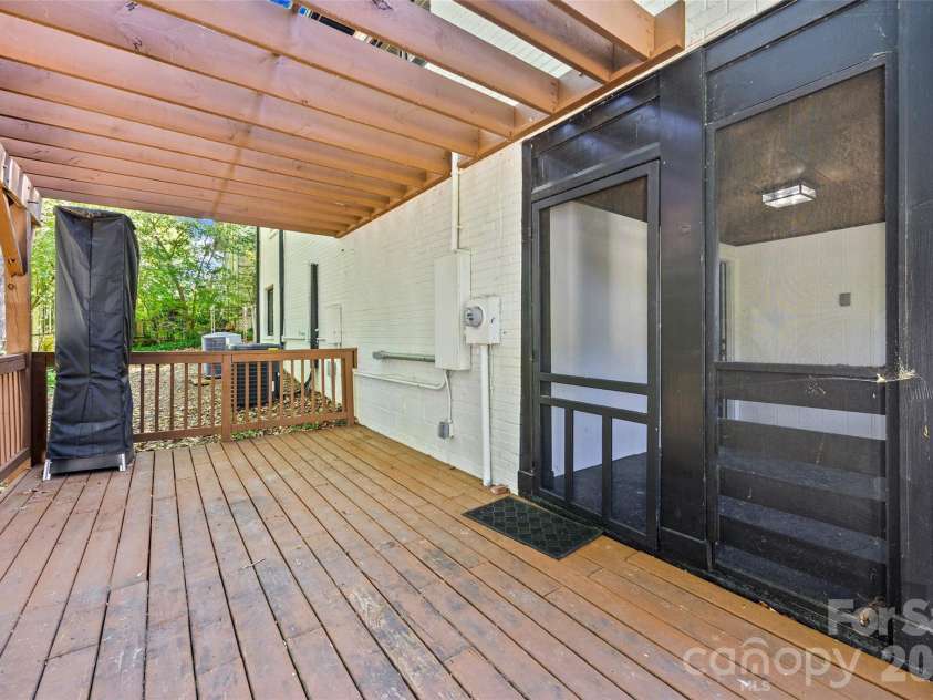 4910 Valley Stream Road, Charlotte, NC 28209.  MLS# CAR4401930, YatesRealty ID 16435. 