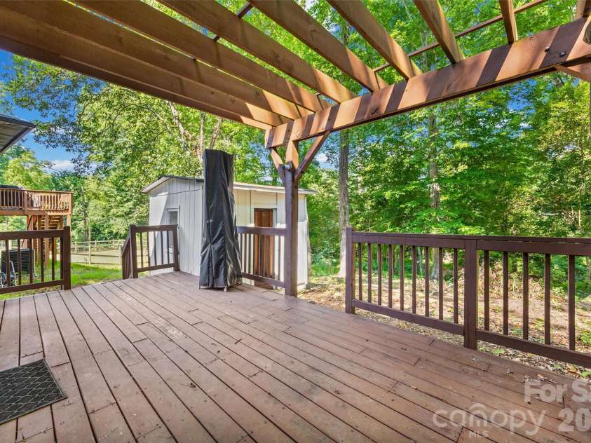 4910 Valley Stream Road, Charlotte, NC 28209.  MLS# CAR4401930, YatesRealty ID 16435. 