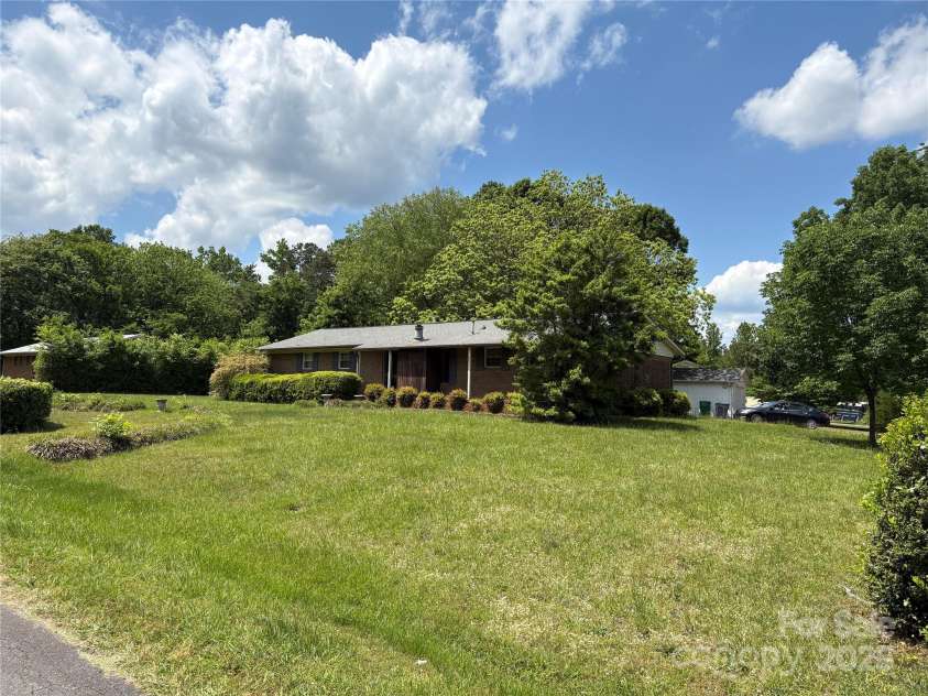 947 Ravendale Drive, Charlotte, NC 28216.  MLS# CAR4257250, YatesRealty ID 16435. 