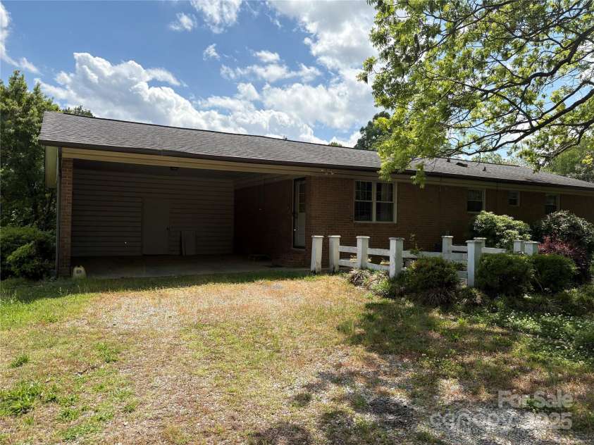 947 Ravendale Drive, Charlotte, NC 28216.  MLS# CAR4257250, YatesRealty ID 16435. 