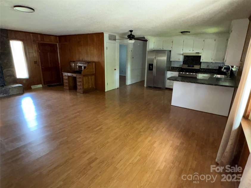 947 Ravendale Drive, Charlotte, NC 28216.  MLS# CAR4257250, YatesRealty ID 16435. 