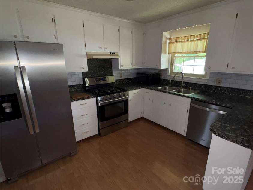 947 Ravendale Drive, Charlotte, NC 28216.  MLS# CAR4257250, YatesRealty ID 16435. 