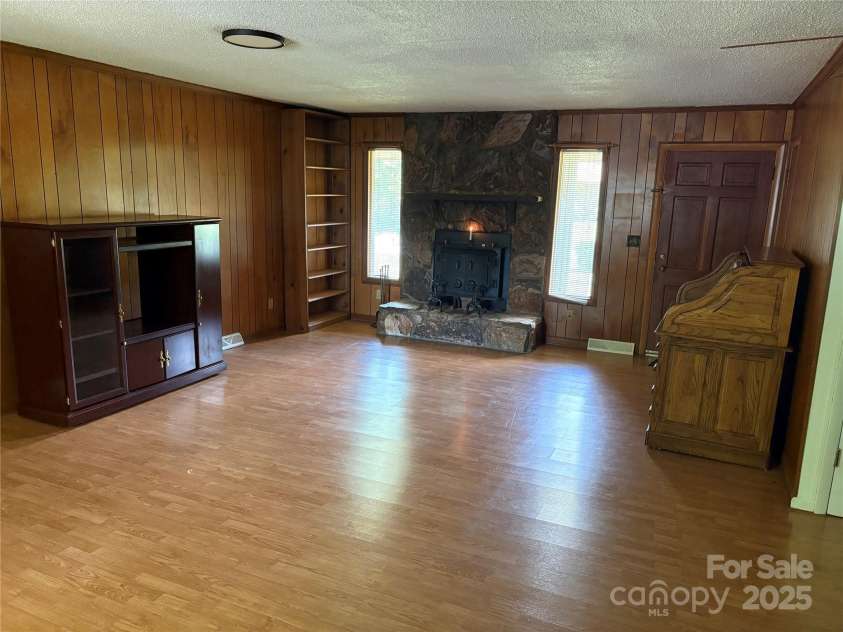 947 Ravendale Drive, Charlotte, NC 28216.  MLS# CAR4257250, YatesRealty ID 16435. 