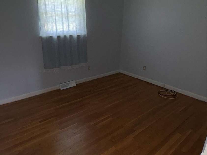 947 Ravendale Drive, Charlotte, NC 28216.  MLS# CAR4257250, YatesRealty ID 16435. 