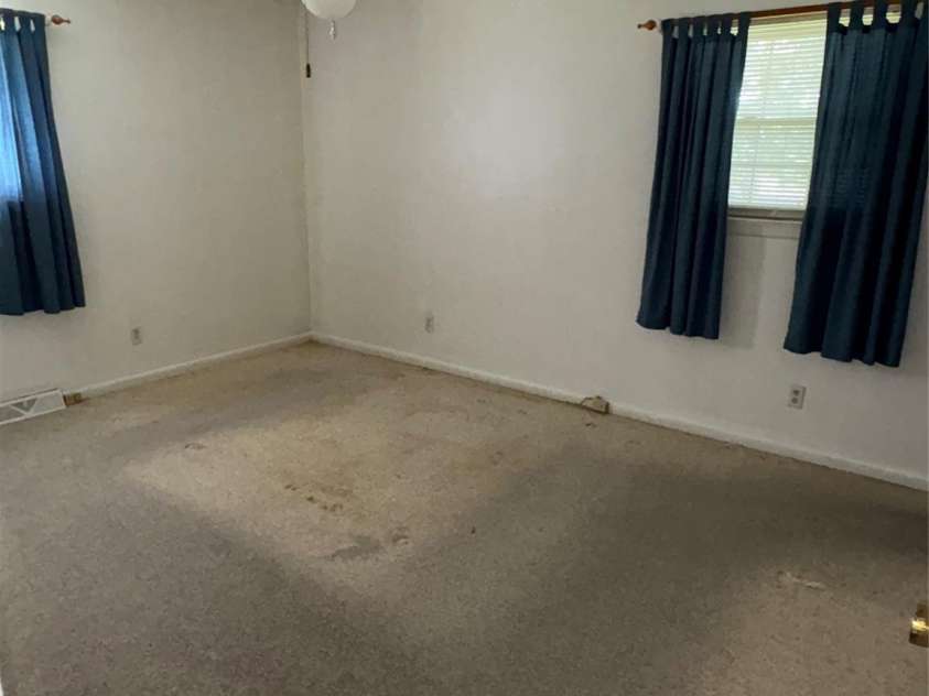 947 Ravendale Drive, Charlotte, NC 28216.  MLS# CAR4257250, YatesRealty ID 16435. 