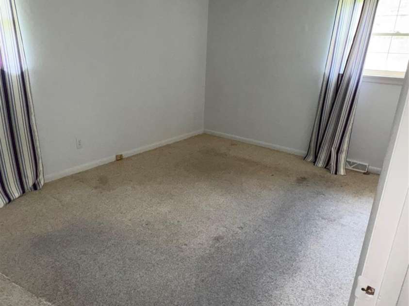 947 Ravendale Drive, Charlotte, NC 28216.  MLS# CAR4257250, YatesRealty ID 16435. 