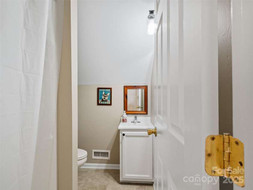 1493 Upper Browns Creek Road, Burnsville, NC 28714.  MLS# CAR4261029, YatesRealty ID 16437. 2nd floor Bathroom