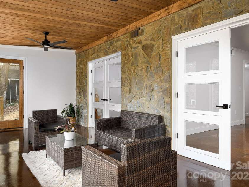 277 Sunset Boulevard, Lexington, NC 27292.  MLS# CAR4231406, YatesRealty ID 1644. 