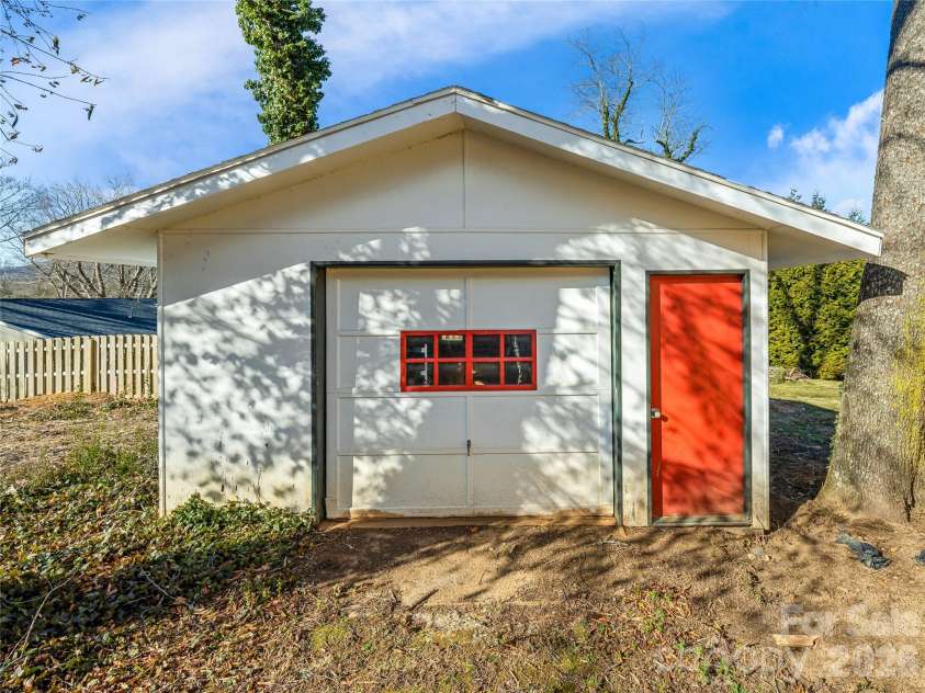34 Southwicke Drive, Arden, NC 28704.  MLS# CAR4341625, YatesRealty ID 1644. 