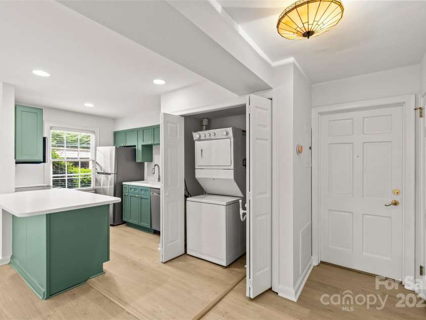 108 Colville Road, Charlotte, NC 28207.  MLS# CAR4233402, YatesRealty ID 16447. 