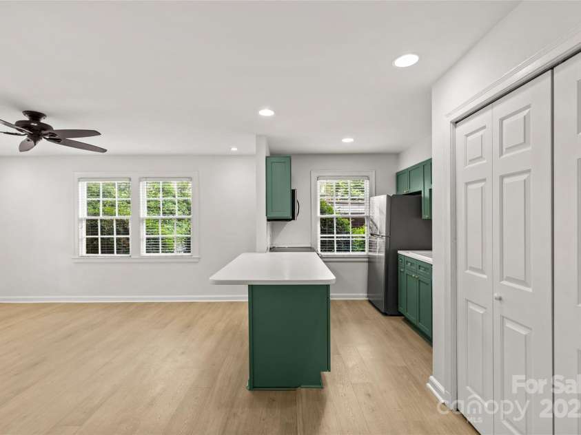 108 Colville Road, Charlotte, NC 28207.  MLS# CAR4233402, YatesRealty ID 16447. 