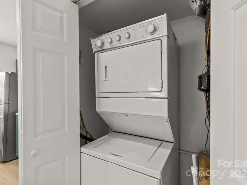 108 Colville Road, Charlotte, NC 28207.  MLS# CAR4233402, YatesRealty ID 16447. 