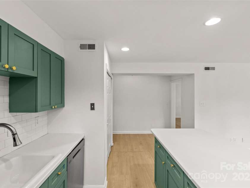 108 Colville Road, Charlotte, NC 28207.  MLS# CAR4233402, YatesRealty ID 16447. 